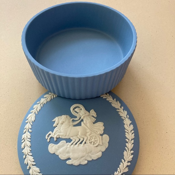 Wedgwood Jasperware Trinket Box - Picture 9 of 9